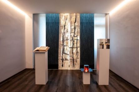 Die im Jahr 2018 neugestaltete Kapelle des Krankenhauses befindet sich im Erdgeschoss des Bettentraktes.